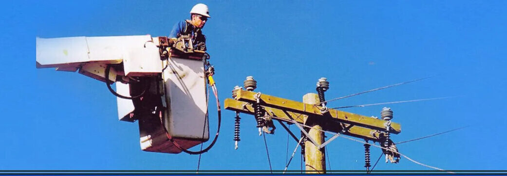 Monteur de lignes qui travaille sur la restauration d'électricité